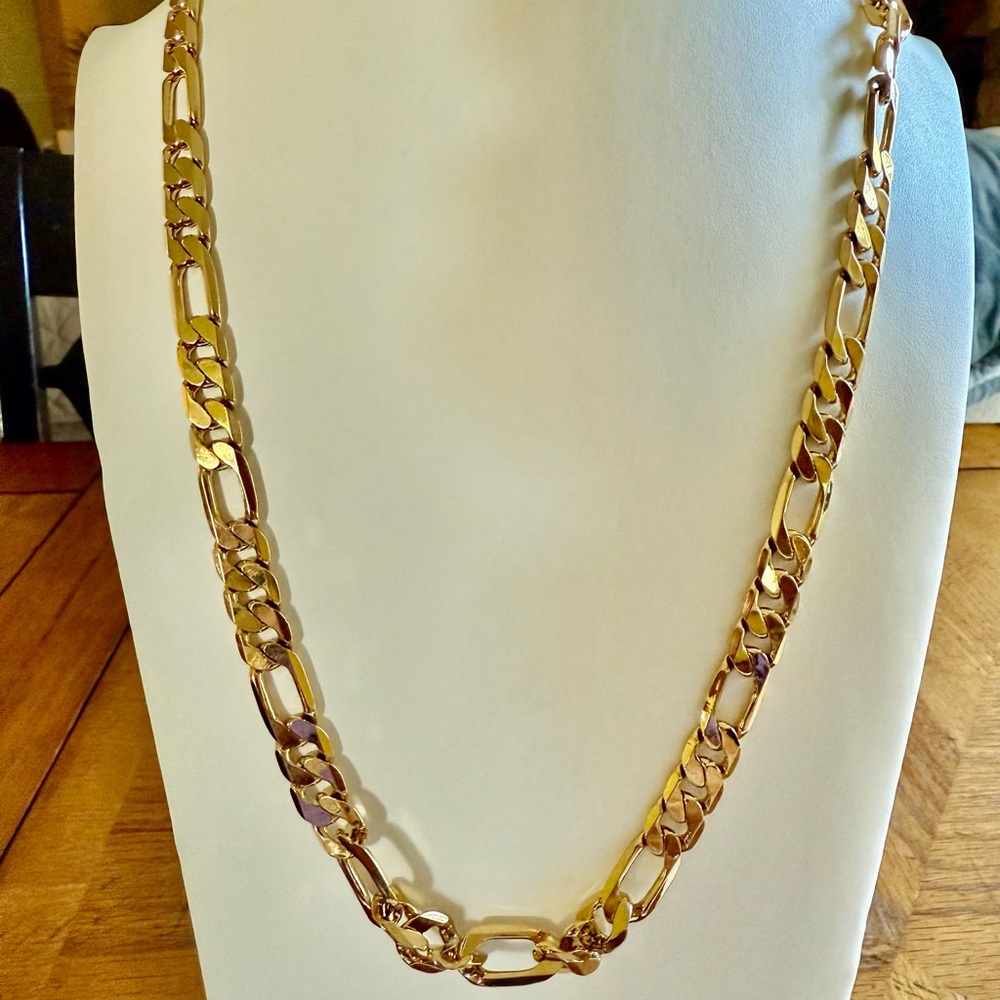 Elegant Gold Tone Chair!